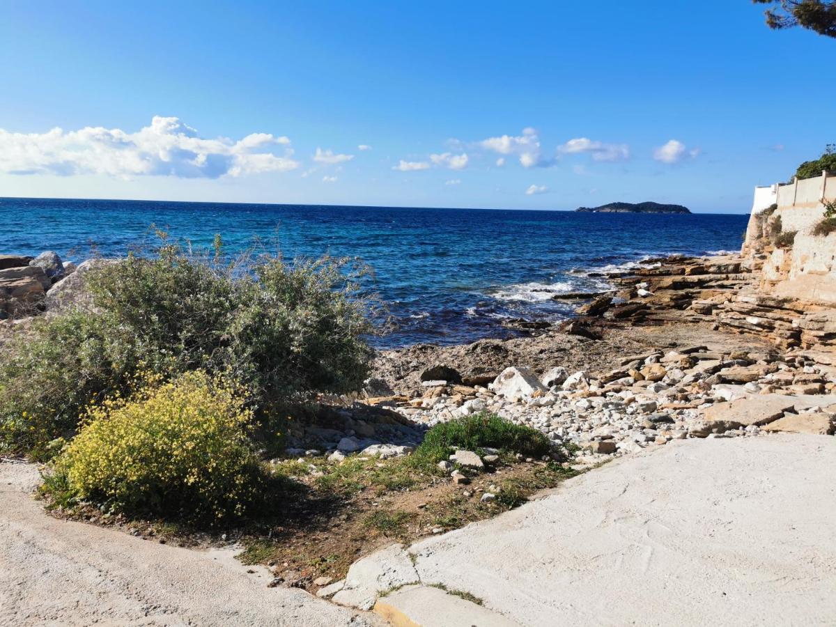 Les pieds dans l'eau Plage Saint-Jean La Ciotat Extérieur photo